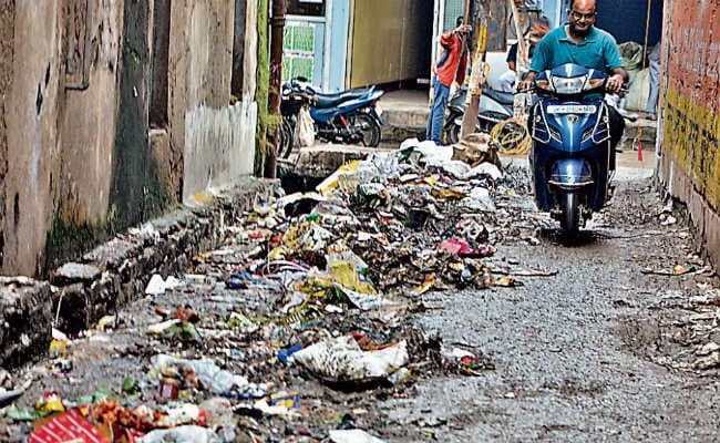 रांची में  दो सप्ताह से ठप है कूड़े का उठाव, कचरे के दुर्गंध के बीच लोग  दीपावली मनाने को मजबूर