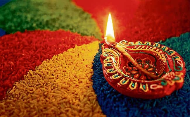 अपने अंदर प्रकाश की खोज से मिटेगा जीवन का अंधकार