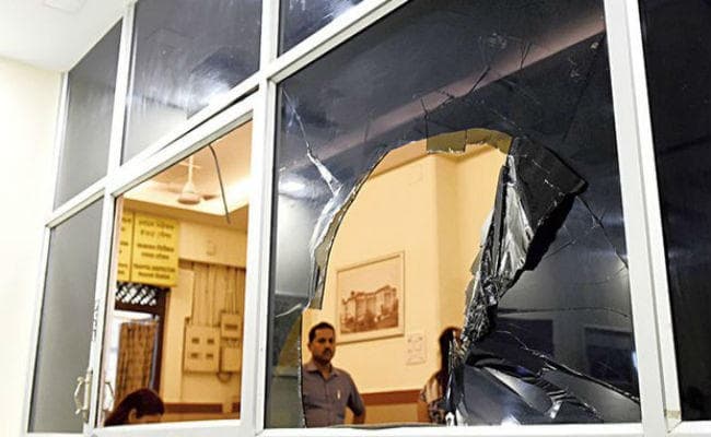 हावड़ा स्टेशन पर यात्रियों का फूटा गुस्सा, तोड़फोड़