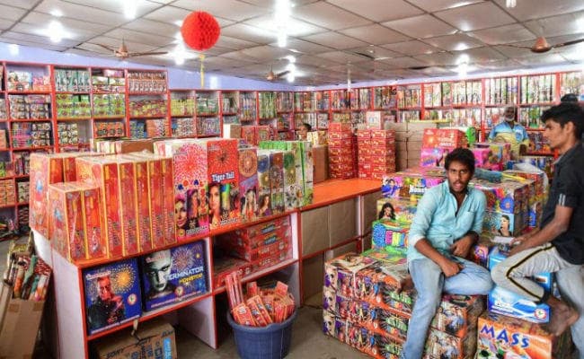 ''बाजी बाजार'' में पटाखों की बिक्री में भारी गिरावट, दुकानदार मायूस