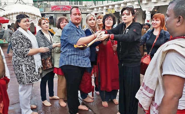 रूसी नागरिकों का हिंदू नामकरण, कैटरीना हुई लक्ष्मी, तो पावेल का नाम हुआ गणेश