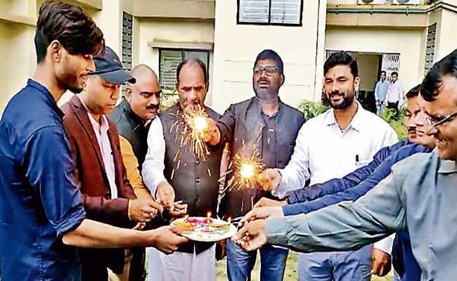 लालू समर्थकों ने पेइंग वार्ड में  मनायी दीवाली