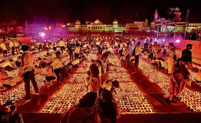 अयोध्या में बना नया वर्ल्ड रिकॉर्ड, दीपोत्सव पर जले 5.51 लाख दीये