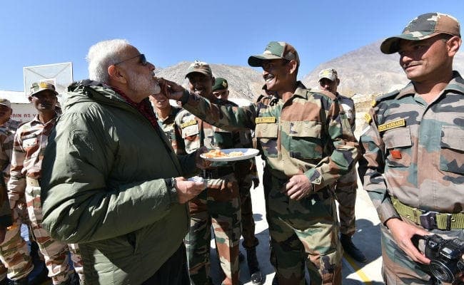 पीएम मोदी ने सेना के जवानों संग मनाई दीवाली, पठानकोट एयरबेस का भी किया दौरा
