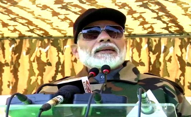 जम्मू-कश्मीर: पीएम मोदी ने जवानों संग राजौरी में मनाई दिवाली, कहा- आप ही मेरा परिवार हो