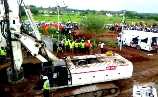 बोरवेल में 100 फीट की गहराई में फंसे बच्चे को सकुशल निकाला गया, लगातार 52 घंटे तक चला बचाव अभियान