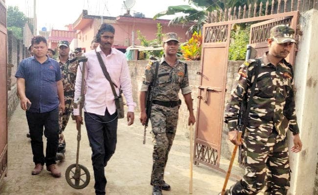 सहरसा : पेन पिस्तौल सहित आठ हथियार और 50 राउंड गोली के साथ एक गिरफ्तार