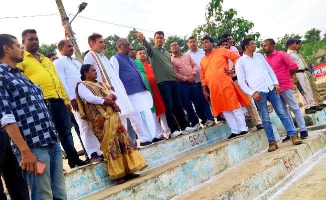 जिले में छठ पूजा को लेकर तैयारियां तेज, सांसद और डीएम ने किया घाटों का निरीक्षण