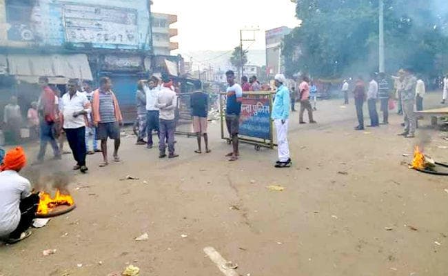 घर के बाहर झाड़ू लगा रही नाबालिग लड़की को बाइक सवार अज्ञात अपराधियों ने मारीं गोलियां