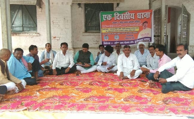 ट्रेन के ठहराव, आरक्षण काउंटर और रेल ओवरब्रिज के लिए हैदरनगर स्टेशन पर आंदोलन