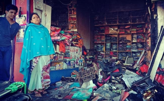 Hazaribagh : बरकट्ठा में कपड़ा दुकान में आग, लाखों का नुकसान