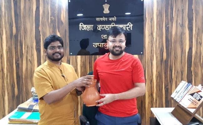 दीपावली के दिन मिट्टी के बर्तन और दीये भेंट करें