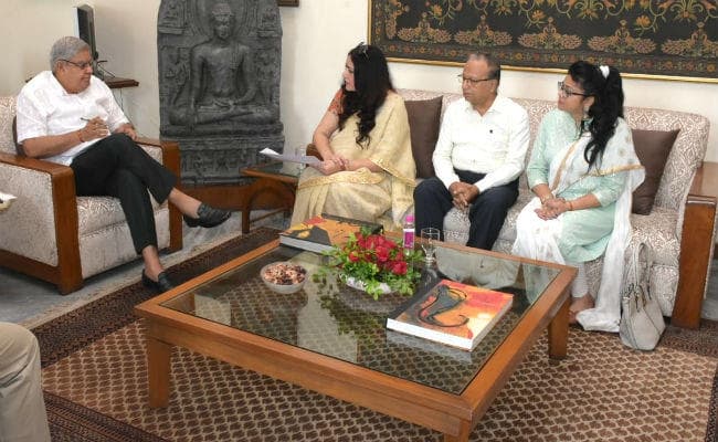 लोकतंत्र की रक्षा के लिए बुद्धिजीवियों ने की राज्यपाल जगदीप धनखड़ से मुलाकात