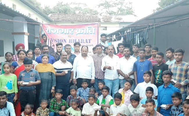 विजन भारत के सदस्‍यों ने अनाथ व घर से भटके बच्चों के साथ मनायी दिवाली