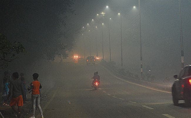 दीवाली में पटाखों व बादलों के घेरे ने बढ़ाया प्रदूषण, पर कम रहा शोर