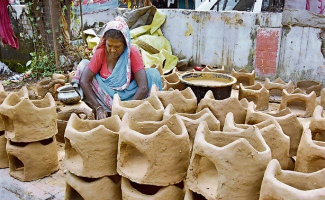 छठ महापर्व: सांप्रदायिक सौहार्द की मिसाल कायम कर रहीं मुस्लिम महिलाएं, सेवा की भावना से बनाती हैं चूल्हा