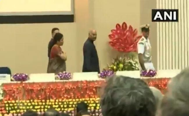 राष्ट्रगान के दौरान गश खा कर गिरी महिला सुरक्षाकर्मी, मंच से नीचे उतरकर राष्ट्रपति व वित्त मंत्री ने जाना हाल-चाल