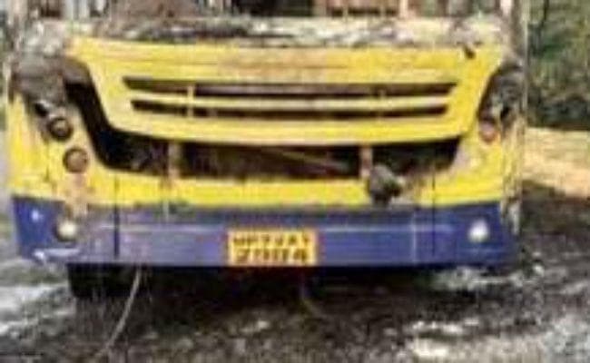 पटना से कोलकाता जा रही यात्री बस में लगी आग, बीच सड़क पर धू-धू जलकर हुई राख, यूं बची यात्रियों की जान