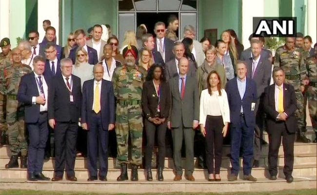 जम्मू-कश्मीर दौरे पर विदेशी सांसदों का प्रतिनिधिमंडल, विपक्ष ने साधा मोदी सरकार पर निशाना