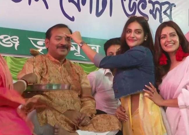 #BhaiDooj: नुसरत जहां ने मिमी चक्रवर्ती के साथ यूं मनाया भाई फोंटा, PICS