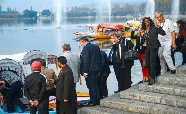 झड़प, बंद के बीच कश्मीर पहुंचा यूरोपीय संघ के सांसदों का शिष्टमंडल