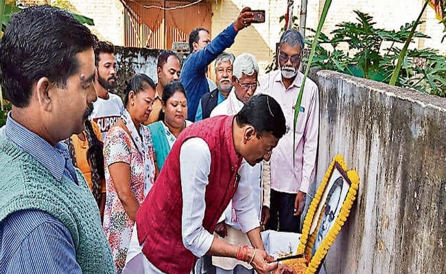 कार्तिक उरांव जयंती : विभिन्न राजनीितक-सामाजिक संगठनों के लोगों ने दी श्रद्धांजलि