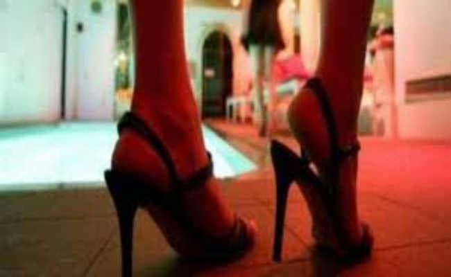 फ्लैट में चल रहा था सेक्स रैकेट संचालक और युवती गिरफ्तार