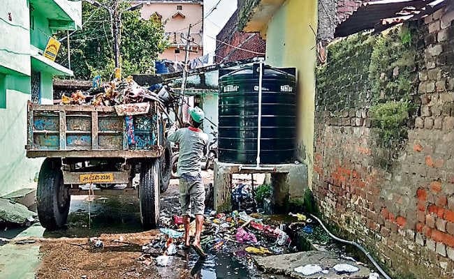 राजधानी की सड़कों व मोहल्लों में अब भी लगा है गंदगी का अंबार