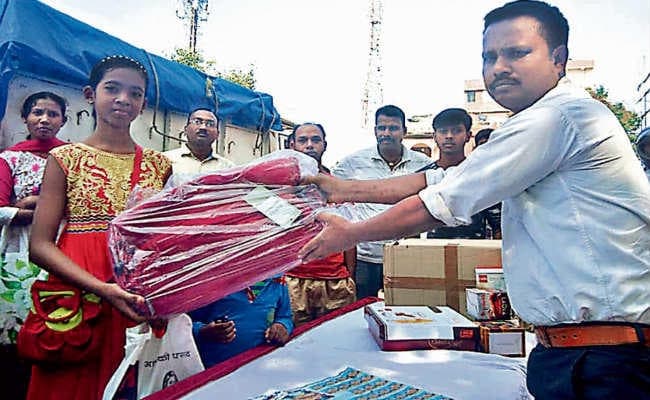 किसी को वाॅशिंग मशीन, तो किसी को मिली साइकिल