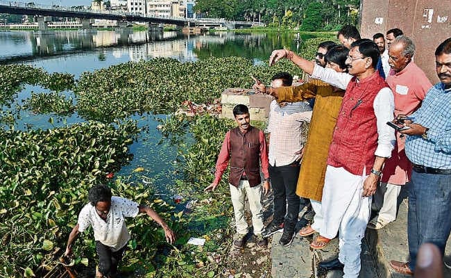 24 घंटे के अंदर तालाबों की सफाई करायें : सेठ