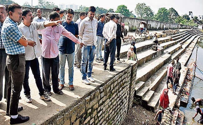 निगम का दावा : तालाबों की 80% करा ली गयी सफाई, हकीकत : अभी भी गंदगी व जलकुंभी से पटे हैं तालाब