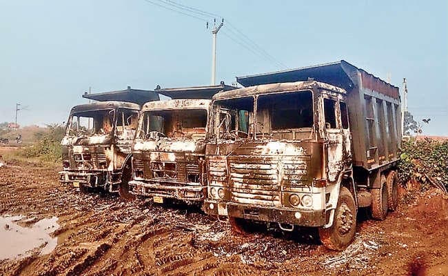 उग्रवादियों ने फूंके तीन करोड़ के छह वाहन, कोयला डंपिंग के विरोध में दिया घटना का अंजाम
