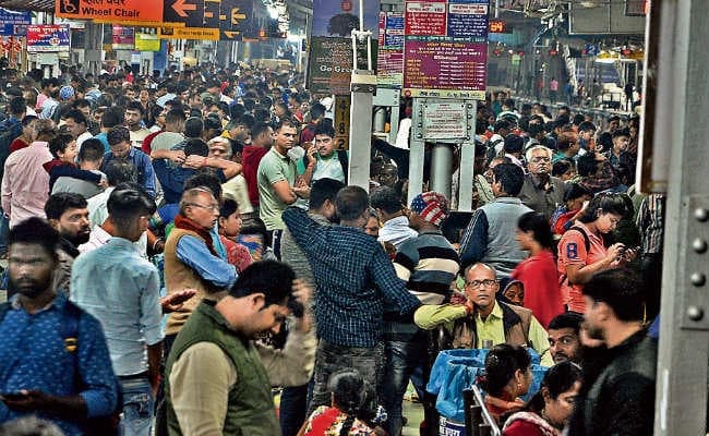 बिहार जानेवाली ट्रेनें और बसें फुल दोगुने पैसे में भी नहीं मिल रही सीट