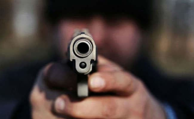 विवाद में दो पक्षों में गोलीबारी व मारपीट, पांच जख्मी