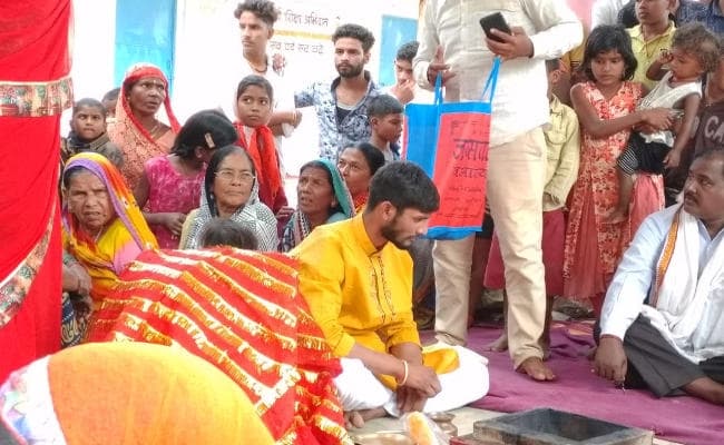 झारखंड के चौपारण में बेटी की जिद के आगे पिता बेबस, पंचायत में भारी हंगामे के बीच हुआ प्रेम विवाह