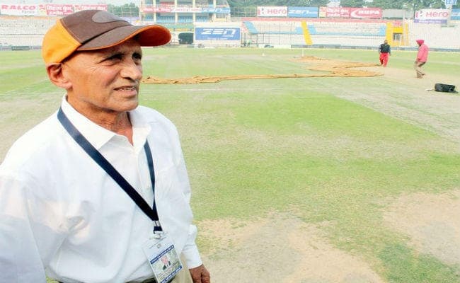 पहला डे-नाइट टेस्ट : क्यूरेटर दलजीत ने पिच पर अधिक घास रखने की सलाह दी