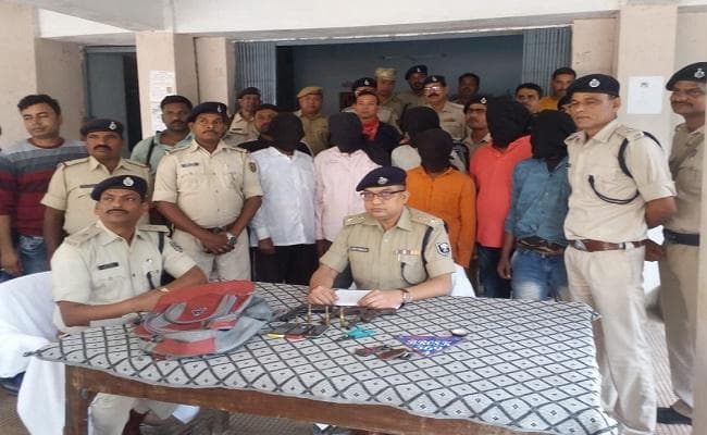 बैंक लूटने आये 6 अपराधियों को पुलिस ने दबोचा, हथियार भी जब्त