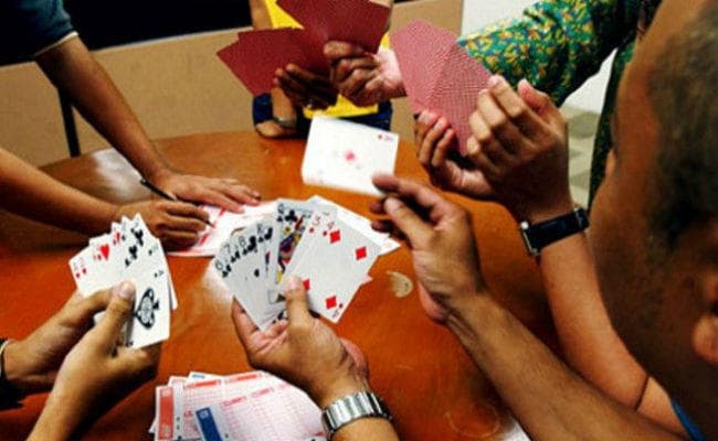 होटल में चल रहा था जुआ, मालिक समेत पांच गिरफ्तार