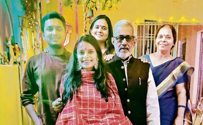 छठ करने के लिए नार्वे से बक्सर पहुंचे राजीव