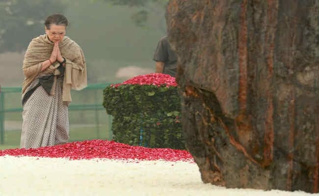 इंदिरा गांधी की पुण्यतिथि पर सोनिया, मनमोहन और अंसारी ने दी श्रद्धांजलि, ‘शक्ति स्थल'' पहुंचे कई नेता