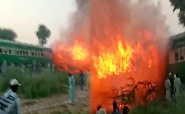 पाकिस्तान: कराची से रावलपिंडी जा रही ट्रेन में धमाके के बाद लगी आग, 74 की मौत, 40 से ज्यादा घायल