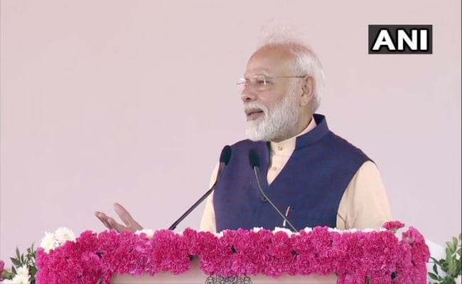 लौह पुरुष को सलाम कर बोले पीएम मोदी-  370 ने कश्मीर को सिर्फ आतंकवाद दिया, सरदार के आशीर्वाद से हमने हटाया
