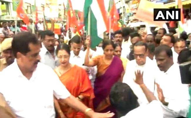 Run For Unity: जब वित्त मंत्री निर्मला सीतारमण को उतरना पड़ा गंदे पानी में, देखें VIDEO