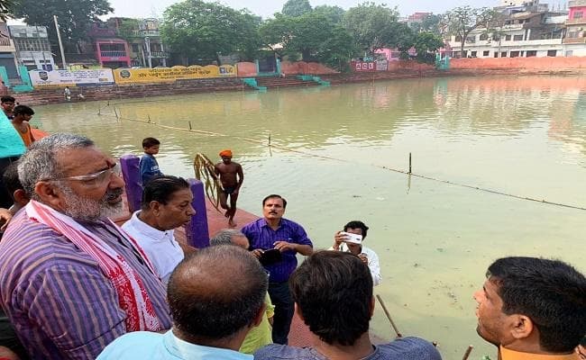 छठ पूजा : केंद्रीय मंत्री गिरिराज सिंह ने बेगूसराय में छठ घाटों का निरीक्षण किया