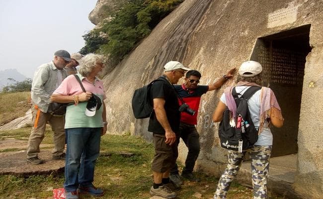 फ्रांस के पर्यटकों ने देखीं वाणावर की गुफाएं, गुफाओं की पॉलिश देख अचंभित हुए पर्यटक