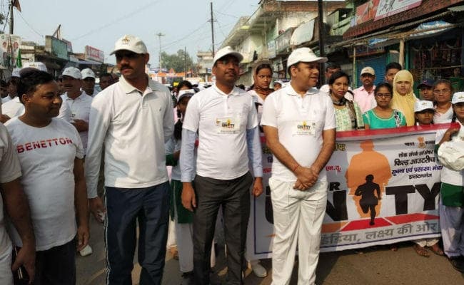 चतरा : जवाहर लाल नेहरु स्टेडियम में राष्ट्रीय एकता दिवस पर लोगों ने ली एकता की शपथ