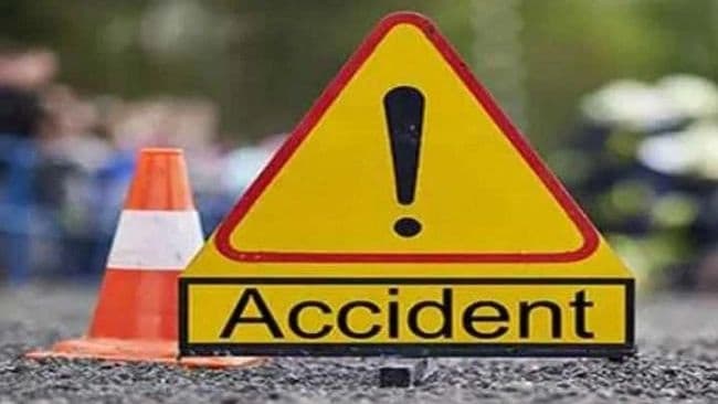 Road Accident in Firozabad :  असम से दिल्ली जा रही बस फिरोजाबाद में अनियंत्रित होकर पलटी, 2 की मौत, कई घायल