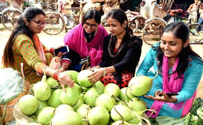 छठ पूजा की तैयारी में व्यस्त रहे शहरवासी