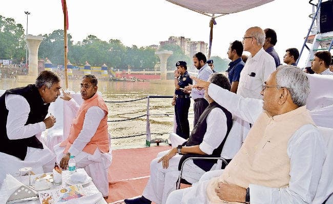 सीएम नीतीश ने छठ घाटों का किया निरीक्षण, कहा-खतरनाक घाटों पर न जाएं