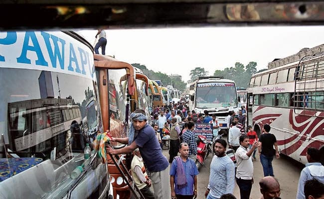 छठ को लेकर बिहार जानेवाली ट्रेनें व बसें फुल, बसों की छत-फर्श पर व ट्रेनों में बाथरूम के पास बैठ कर गये लोग